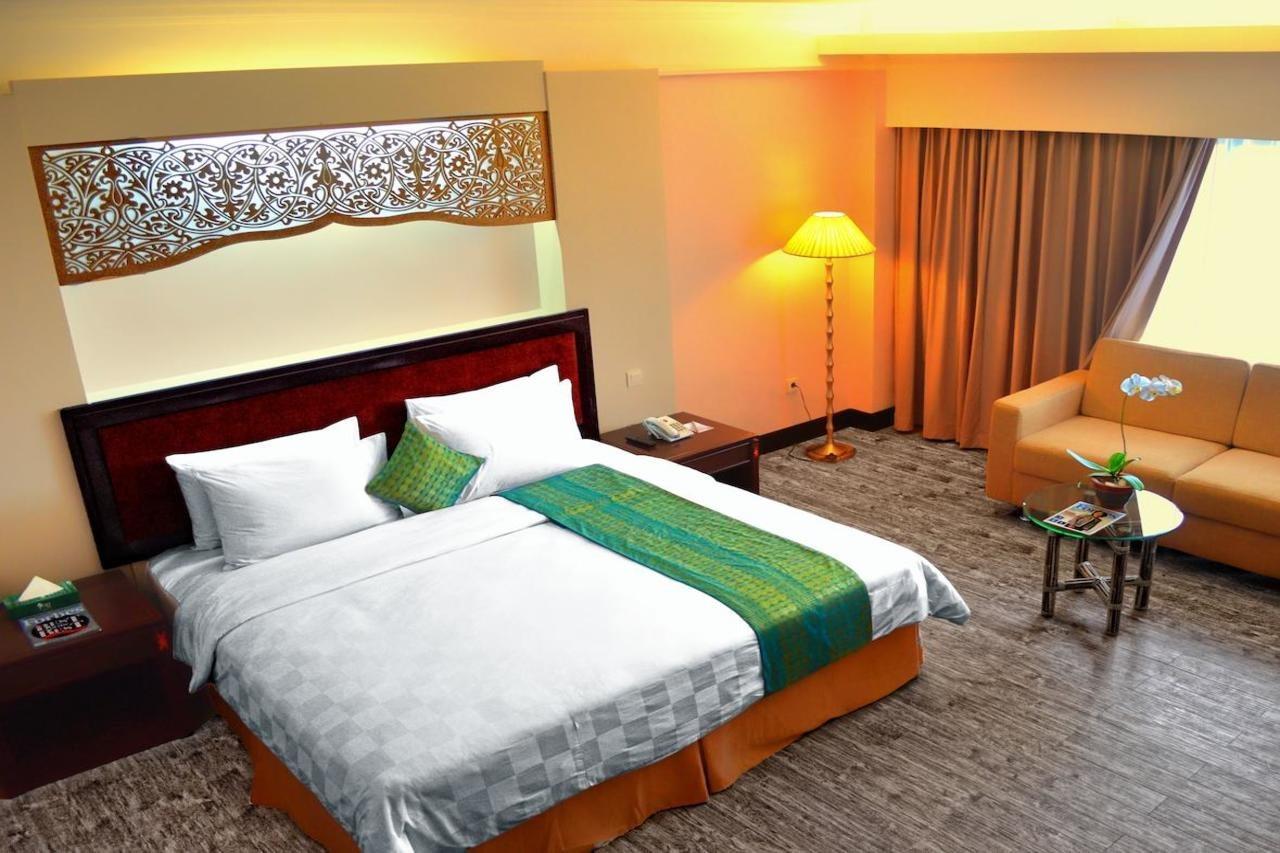 Kyriad Bumiminang Hotel Padang  Zewnętrze zdjęcie